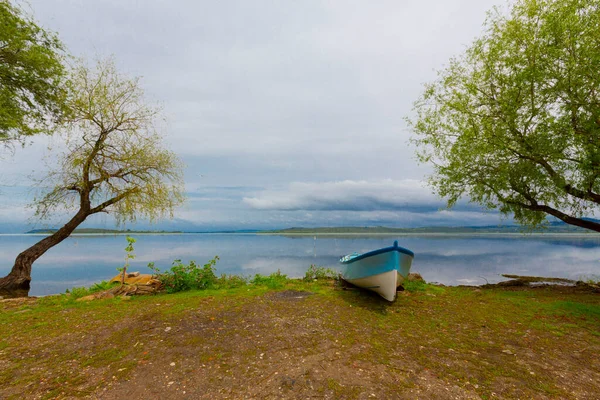 Türkiye 'nin Golyazi Köyünde balıkçı teknesi