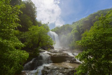 Mustafa Kemal Paşa'da Suuctu şelaleleri, Bursa, Türkiye. Ağaçlar arasında güzel şelale, yeşil yapraklar, kayalar ve nehir arka plan ile gizli ormanda taşlar.