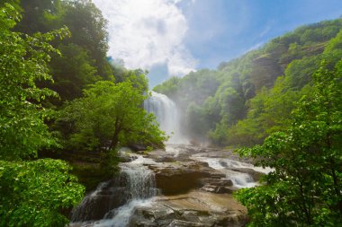 Mustafa Kemal Paşa'da Suuctu şelaleleri, Bursa, Türkiye. Ağaçlar arasında güzel şelale, yeşil yapraklar, kayalar ve nehir arka plan ile gizli ormanda taşlar.