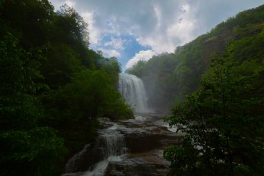Mustafa Kemal Paşa'da Suuctu şelaleleri, Bursa, Türkiye. Ağaçlar arasında güzel şelale, yeşil yapraklar, kayalar ve nehir arka plan ile gizli ormanda taşlar.
