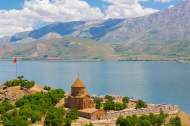 Akdamar Adası 'ndaki Ermeni Kutsal Haç Kilisesi' nin (Akdamar Adasi) bahar manzarası, Van / Türkiye Gölü. Akdamar Adası 'nın ortasında, çiçeklerle çevrili bir ağaçla.
