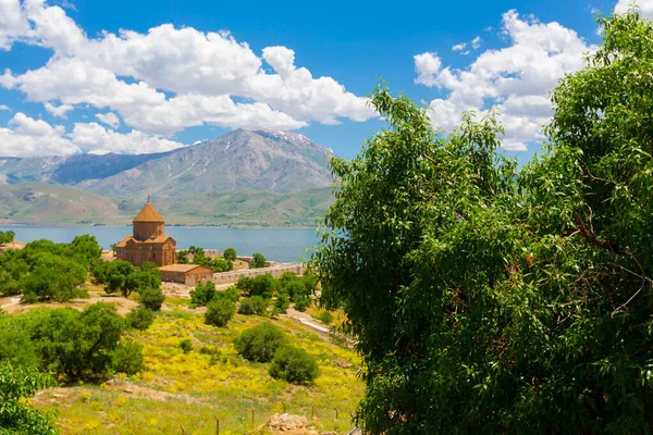 Úžasný Jarní Pohled Arménský Kostel Kříže Ostrově Akdamar Akdamar Adasi — Stock fotografie