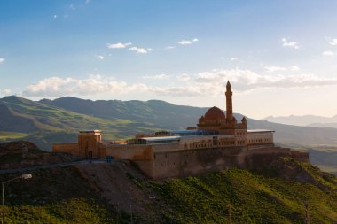 Türkiye 'nin Dogubayazt kenti: 1685-1784 yılları arasında inşa edilen yarı yıkık dökük bir saray ve Osmanlı döneminin idari kompleksi olan Ishak Paşa Sarayı, tarihi Türk saraylarının hayatta kalan az sayıdaki örneklerinden biri.