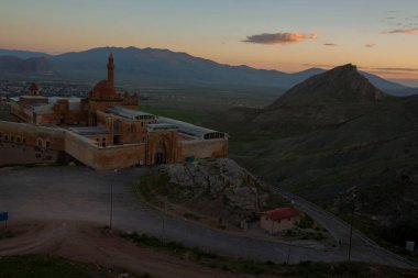 Türkiye 'nin Dogubayazt kenti: 1685-1784 yılları arasında inşa edilen yarı yıkık dökük bir saray ve Osmanlı döneminin idari kompleksi olan Ishak Paşa Sarayı, tarihi Türk saraylarının hayatta kalan az sayıdaki örneklerinden biri.