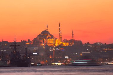 Günbatımı İstanbul, Türkiye 'de Süleyman Camii (Osmanlı İmparatorluğu Camii) ile birlikte. İstanbul 'daki Galata Köprüsü' nden görüntü.