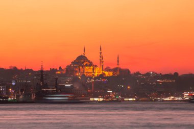 Günbatımı İstanbul, Türkiye 'de Süleyman Camii (Osmanlı İmparatorluğu Camii) ile birlikte. İstanbul 'daki Galata Köprüsü' nden görüntü.