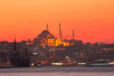 Günbatımı İstanbul, Türkiye 'de Süleyman Camii (Osmanlı İmparatorluğu Camii) ile birlikte. İstanbul 'daki Galata Köprüsü' nden görüntü.