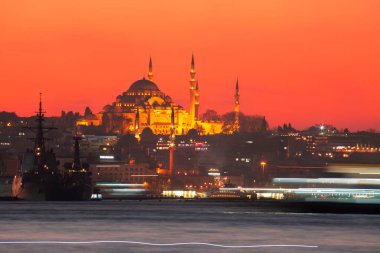 Günbatımı İstanbul, Türkiye 'de Süleyman Camii (Osmanlı İmparatorluğu Camii) ile birlikte. İstanbul 'daki Galata Köprüsü' nden görüntü.
