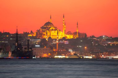 Günbatımı İstanbul, Türkiye 'de Süleyman Camii (Osmanlı İmparatorluğu Camii) ile birlikte. İstanbul 'daki Galata Köprüsü' nden görüntü.