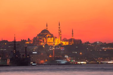 Günbatımı İstanbul, Türkiye 'de Süleyman Camii (Osmanlı İmparatorluğu Camii) ile birlikte. İstanbul 'daki Galata Köprüsü' nden görüntü.