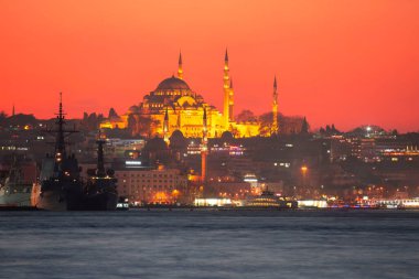 Günbatımı İstanbul, Türkiye 'de Süleyman Camii (Osmanlı İmparatorluğu Camii) ile birlikte. İstanbul 'daki Galata Köprüsü' nden görüntü.