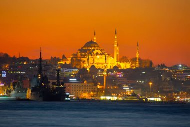 Günbatımı İstanbul, Türkiye 'de Süleyman Camii (Osmanlı İmparatorluğu Camii) ile birlikte. İstanbul 'daki Galata Köprüsü' nden görüntü.