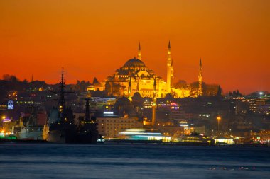 Günbatımı İstanbul, Türkiye 'de Süleyman Camii (Osmanlı İmparatorluğu Camii) ile birlikte. İstanbul 'daki Galata Köprüsü' nden görüntü.