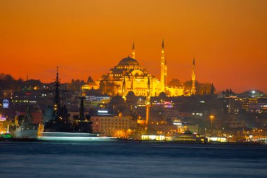 Günbatımı İstanbul, Türkiye 'de Süleyman Camii (Osmanlı İmparatorluğu Camii) ile birlikte. İstanbul 'daki Galata Köprüsü' nden görüntü.