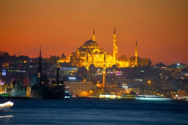Günbatımı İstanbul, Türkiye 'de Süleyman Camii (Osmanlı İmparatorluğu Camii) ile birlikte. İstanbul 'daki Galata Köprüsü' nden görüntü.