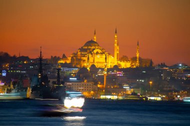Günbatımı İstanbul, Türkiye 'de Süleyman Camii (Osmanlı İmparatorluğu Camii) ile birlikte. İstanbul 'daki Galata Köprüsü' nden görüntü.