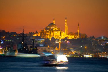 Günbatımı İstanbul, Türkiye 'de Süleyman Camii (Osmanlı İmparatorluğu Camii) ile birlikte. İstanbul 'daki Galata Köprüsü' nden görüntü.