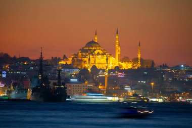 Günbatımı İstanbul, Türkiye 'de Süleyman Camii (Osmanlı İmparatorluğu Camii) ile birlikte. İstanbul 'daki Galata Köprüsü' nden görüntü.
