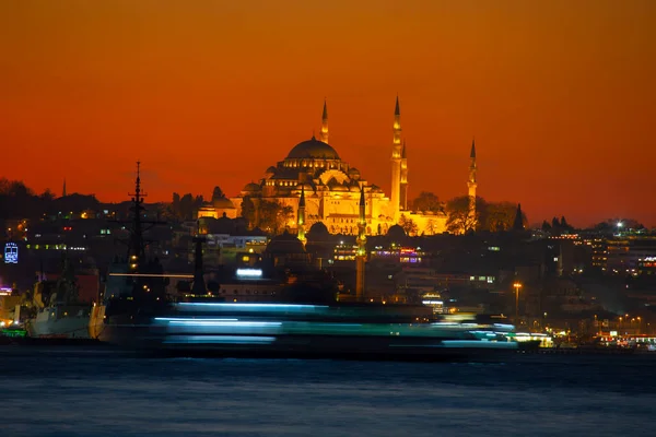 Günbatımı İstanbul, Türkiye 'de Süleyman Camii (Osmanlı İmparatorluğu Camii) ile birlikte. İstanbul 'daki Galata Köprüsü' nden görüntü.