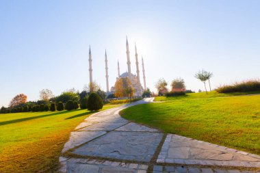 Gün batımında Taş Köprü ve Sabancı Camii - Adana, Türkiye