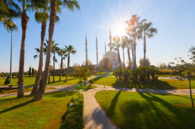 Gün batımında Taş Köprü ve Sabancı Camii - Adana, Türkiye