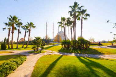 Gün batımında Taş Köprü ve Sabancı Camii - Adana, Türkiye
