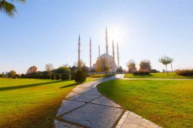 Gün batımında Taş Köprü ve Sabancı Camii - Adana, Türkiye