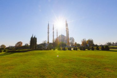 Gün batımında Taş Köprü ve Sabancı Camii - Adana, Türkiye