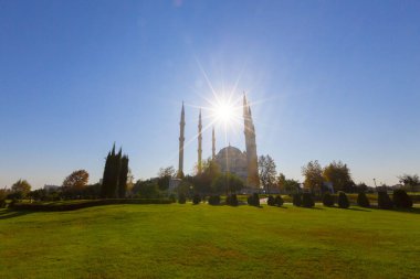 Gün batımında Taş Köprü ve Sabancı Camii - Adana, Türkiye