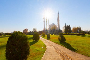 Gün batımında Taş Köprü ve Sabancı Camii - Adana, Türkiye