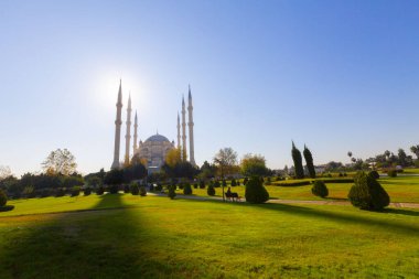 Gün batımında Taş Köprü ve Sabancı Camii - Adana, Türkiye