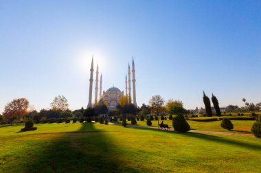 Gün batımında Taş Köprü ve Sabancı Camii - Adana, Türkiye