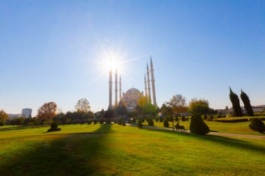 Gün batımında Taş Köprü ve Sabancı Camii - Adana, Türkiye