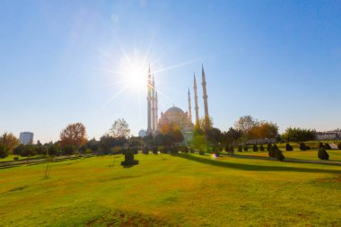 Gün batımında Taş Köprü ve Sabancı Camii - Adana, Türkiye