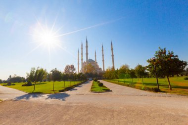 Gün batımında Taş Köprü ve Sabancı Camii - Adana, Türkiye