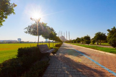 Gün batımında Taş Köprü ve Sabancı Camii - Adana, Türkiye