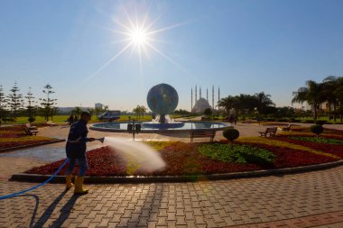 Gün batımında Taş Köprü ve Sabancı Camii - Adana, Türkiye