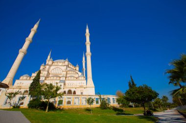Gün batımında Taş Köprü ve Sabancı Camii - Adana, Türkiye