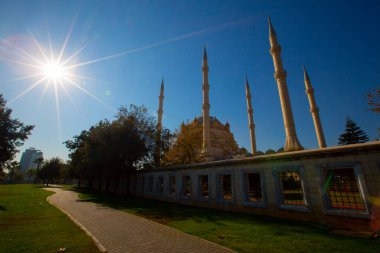 Gün batımında Taş Köprü ve Sabancı Camii - Adana, Türkiye