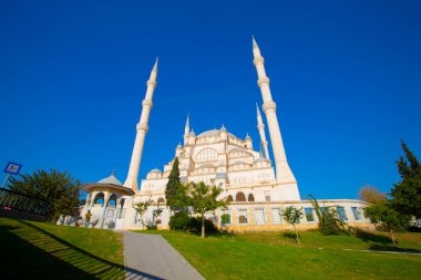 Gün batımında Taş Köprü ve Sabancı Camii - Adana, Türkiye