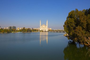 Gün batımında Taş Köprü ve Sabancı Camii - Adana, Türkiye