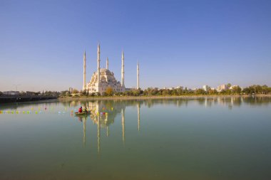 Gün batımında Taş Köprü ve Sabancı Camii - Adana, Türkiye