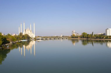Gün batımında Taş Köprü ve Sabancı Camii - Adana, Türkiye