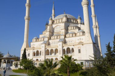 Gün batımında Taş Köprü ve Sabancı Camii - Adana, Türkiye
