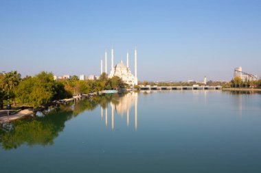 Gün batımında Taş Köprü ve Sabancı Camii - Adana, Türkiye