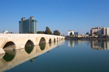 Gün batımında Taş Köprü ve Sabancı Camii - Adana, Türkiye