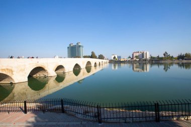 Gün batımında Taş Köprü ve Sabancı Camii - Adana, Türkiye