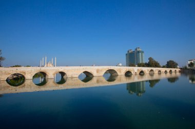 Gün batımında Taş Köprü ve Sabancı Camii - Adana, Türkiye