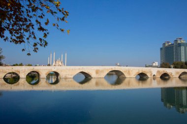 Gün batımında Taş Köprü ve Sabancı Camii - Adana, Türkiye