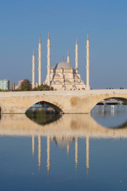 Gün batımında Taş Köprü ve Sabancı Camii - Adana, Türkiye